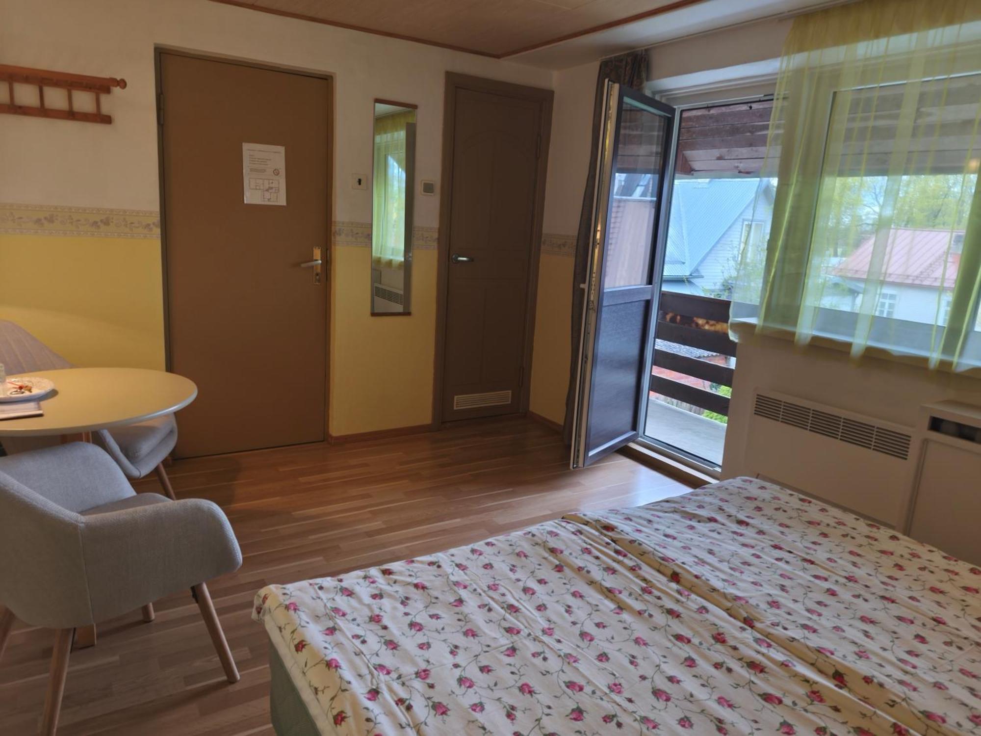 Paerna Guesthouse & Apartments Kuressaare Eksteriør bilde